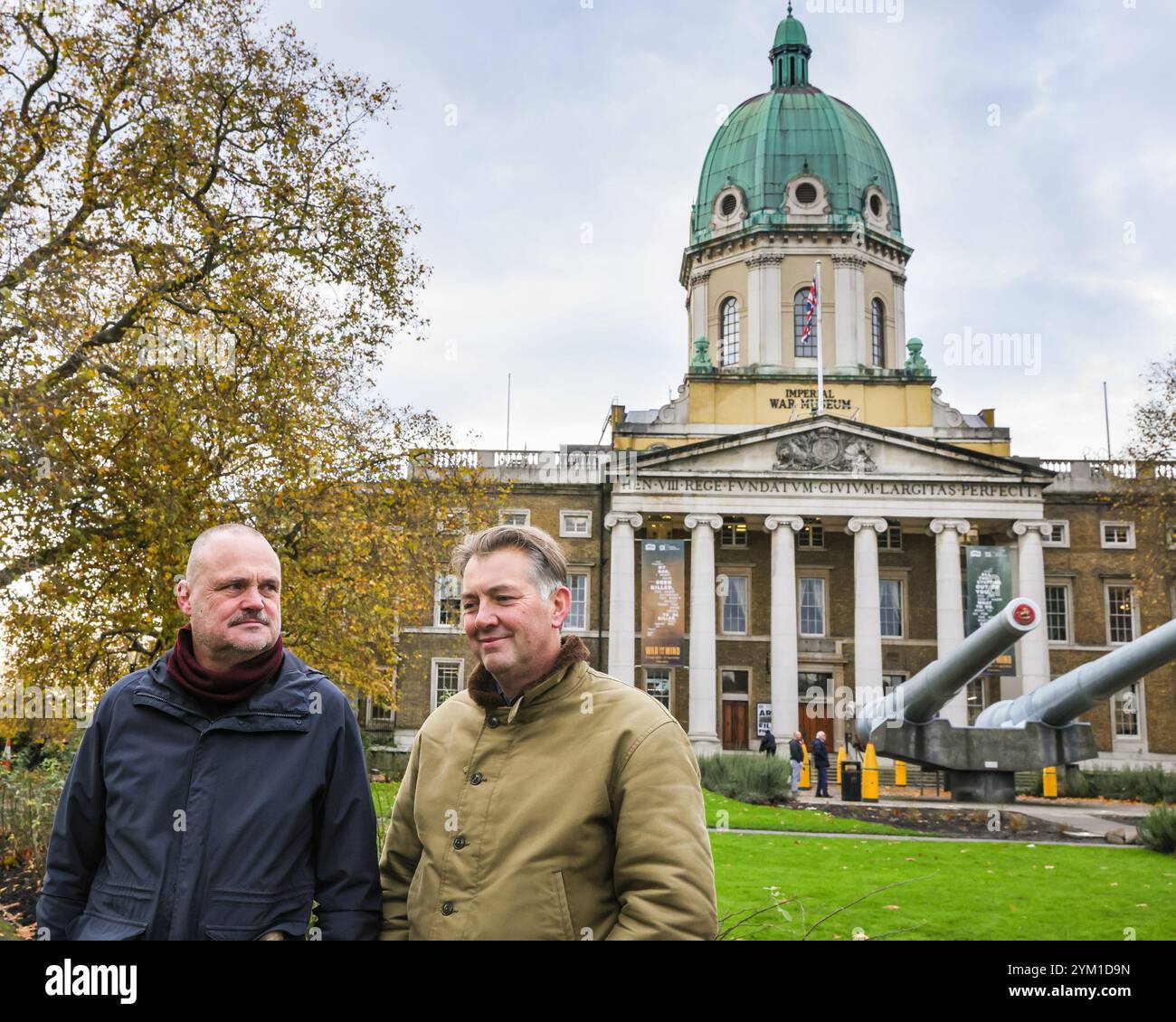 Londres, Royaume-Uni. 20 novembre 2024. Al et James à l'Imperial War Museum. Pour promouvoir le « We Have Ways Fest » de 2025, le festival qui accompagne leur podcast de la série « We Have Ways of Making You Talk » de la seconde Guerre mondiale, le comédien Al Murray et l'historien James Holland traversent Lambeth Bridge à bord d'un char des années 1940, puis se rendent à l'Imperial War Museum dans le centre de Londres. Crédit : Imageplotter/Alamy Live News Banque D'Images