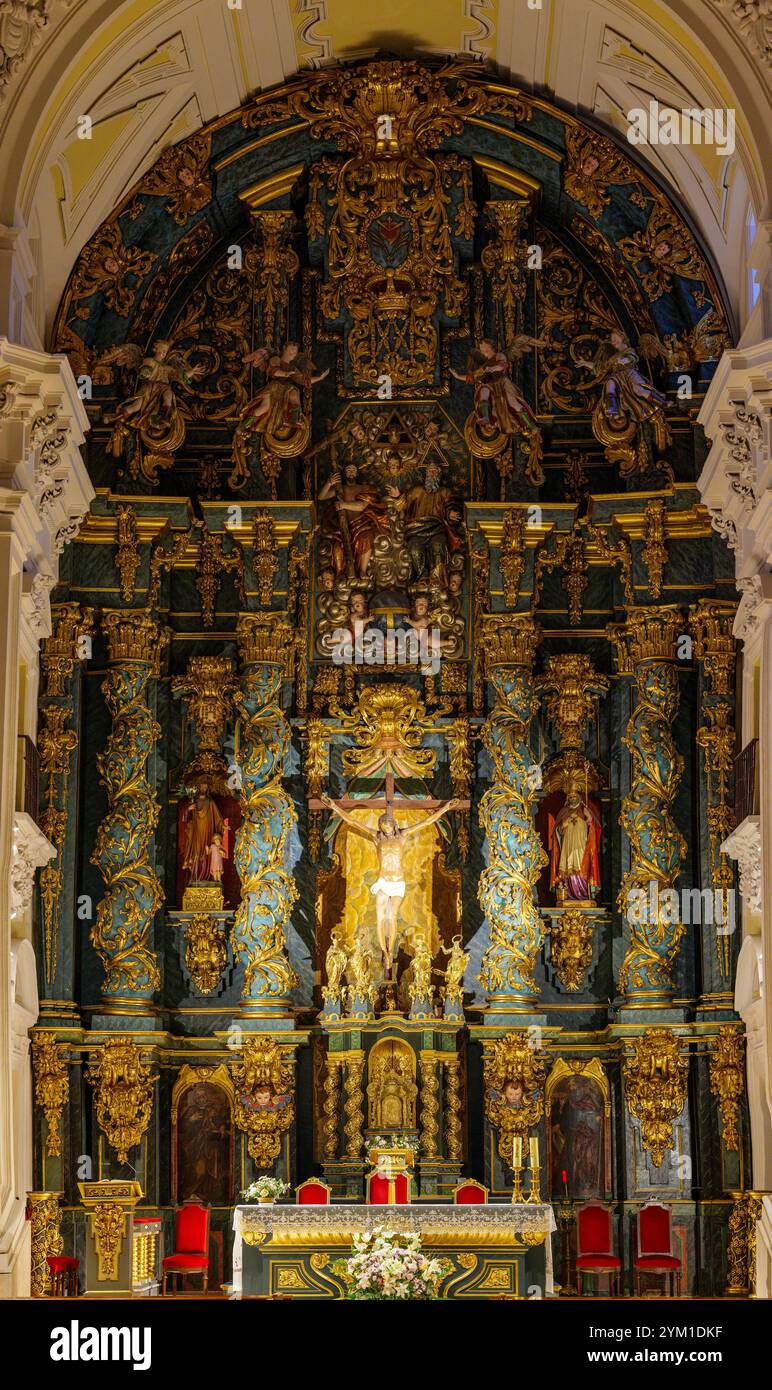 Retable baroque avec de grandes colonnes de Salomon et, comme le portail, un relief de la Trinité de l'église San Nicolas El Real. Guadalajara, Espagne. Banque D'Images Retable baroque avec de grandes colonnes de Salomon et, comme le portail, un relief de la Trinité de l'église San Nicolas El Real. Guadalajara, Espagne. Banque D'Images