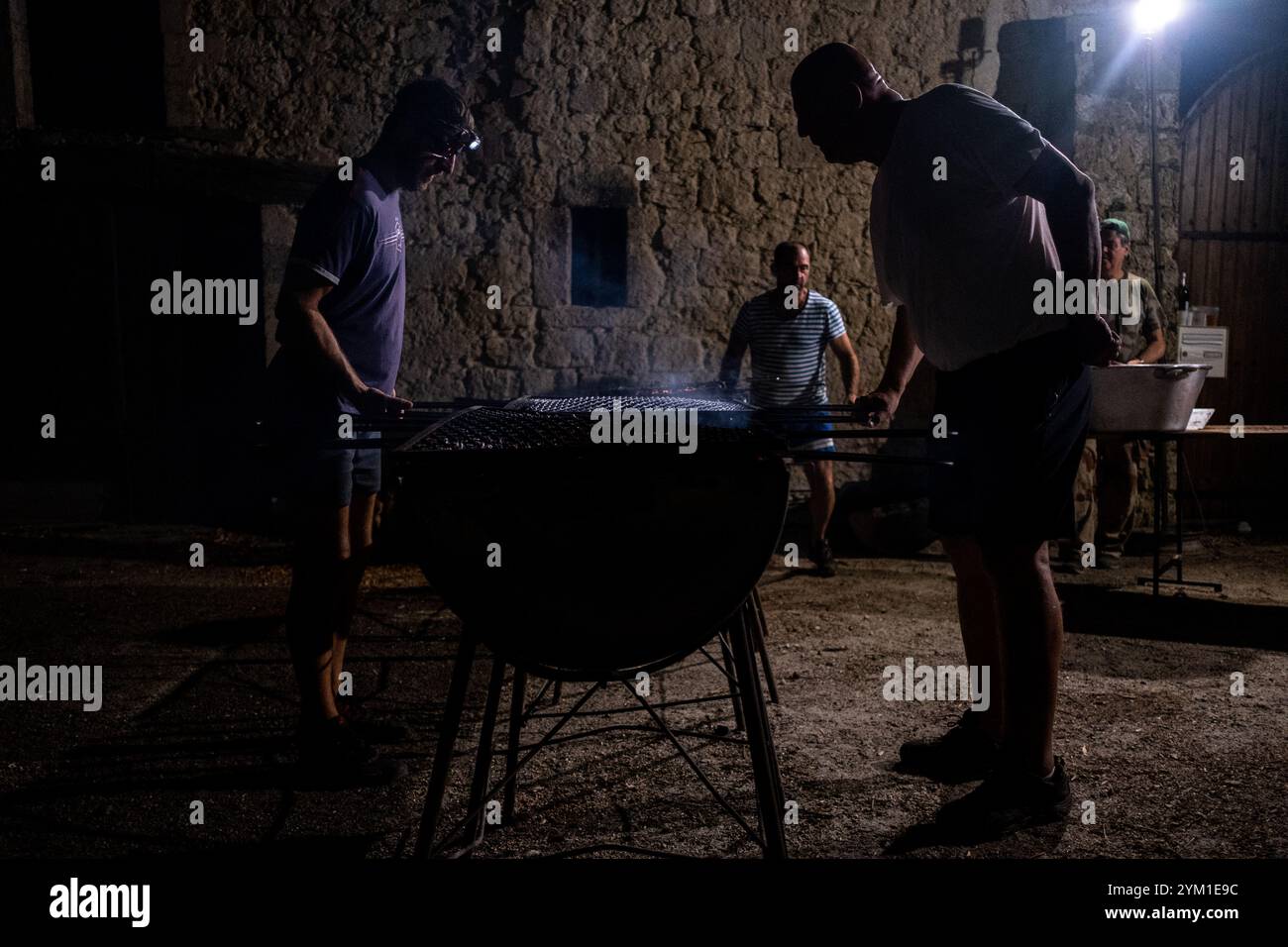 Viande cuite dans le grand barbecue pour la fête du village du hameau de Lialores dans la commune de Condom dans le département du Gers en Occitanie regi Banque D'Images