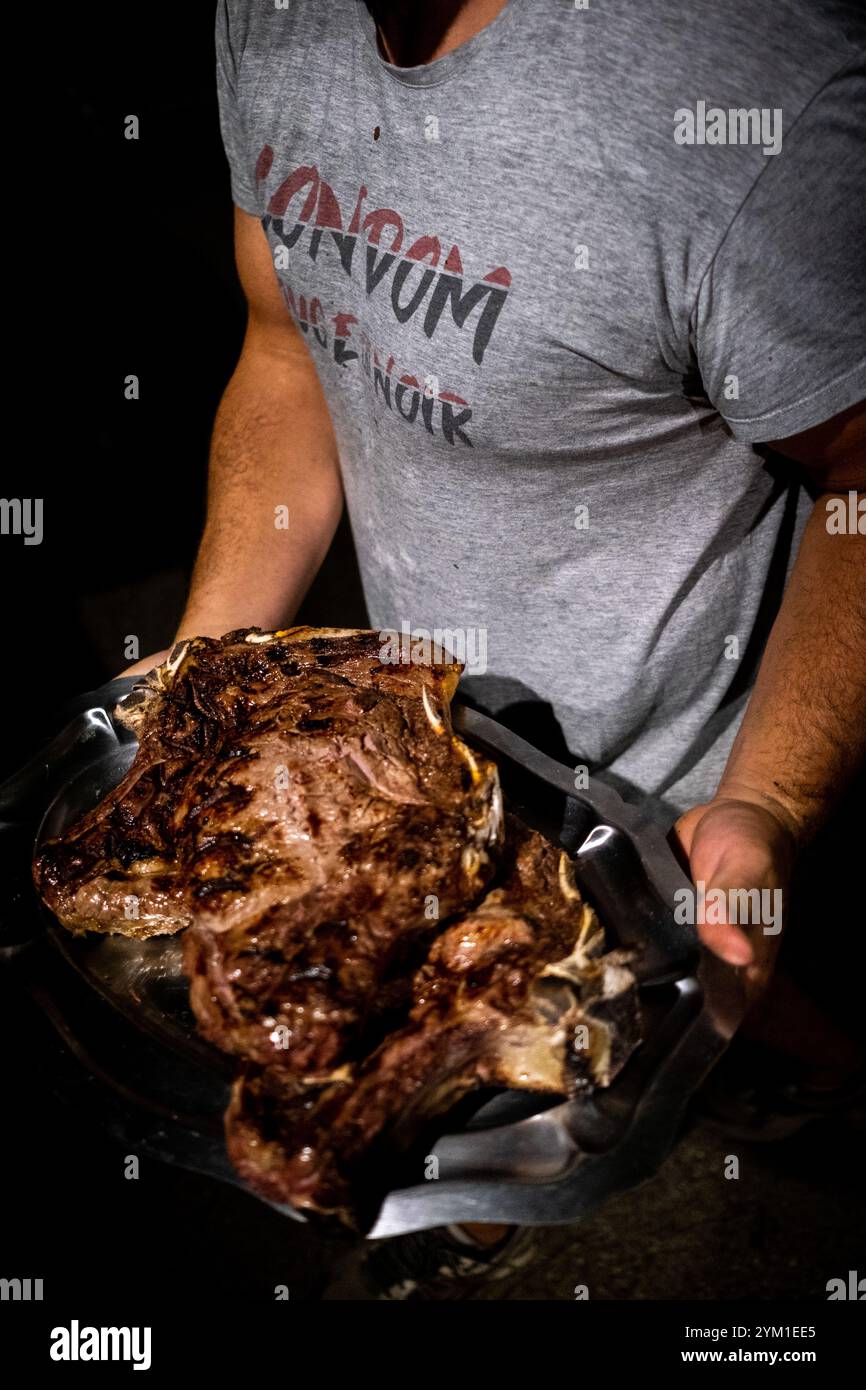 Viande cuite bœuf entrecote dans le grand barbecue pour la fête du village du hameau de Lialores dans la commune de Condom dans le département du Gers dans le Banque D'Images