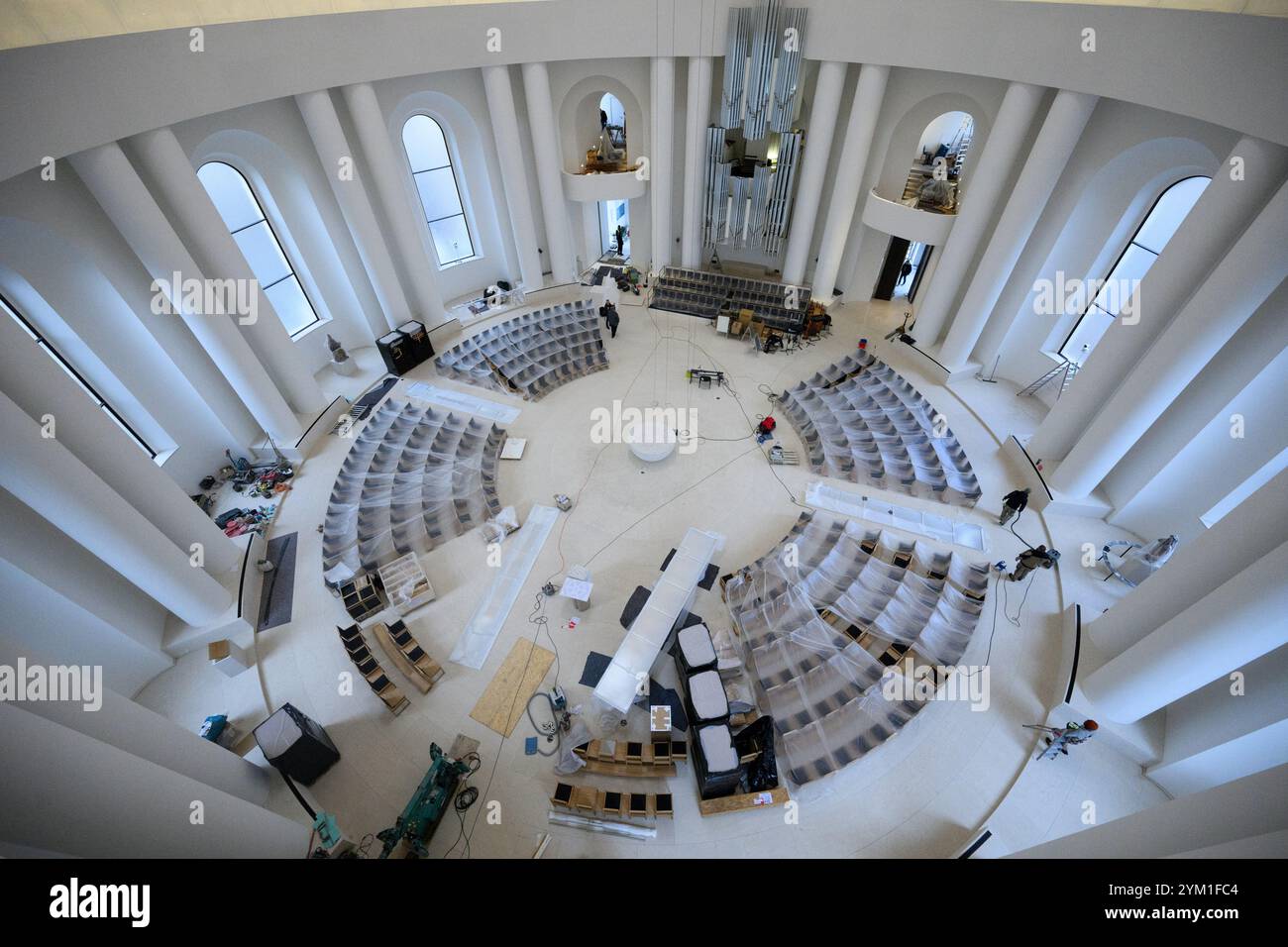 PRODUCTION - 20 novembre 2024, Berlin : L'intérieur redessiné de la cathédrale de Hedwig sur Bebelplatz à Berlin-Mitte. L'élément central est l'autel centré en forme d'hémisphère. Dimanche prochain (24.11.2024), l’église épiscopale de l’archidiocèse de Berlin sera rouverte avec une messe pontificale solennelle après d’importants travaux de rénovation et de rénovation. La cathédrale de Hedwige est l'un des lieux de culte catholiques les plus importants d'Allemagne. C'est la première église catholique construite en Prusse protestante après la réforme de 1773. Photo : Bernd von Jutrczenka/dpa Banque D'Images