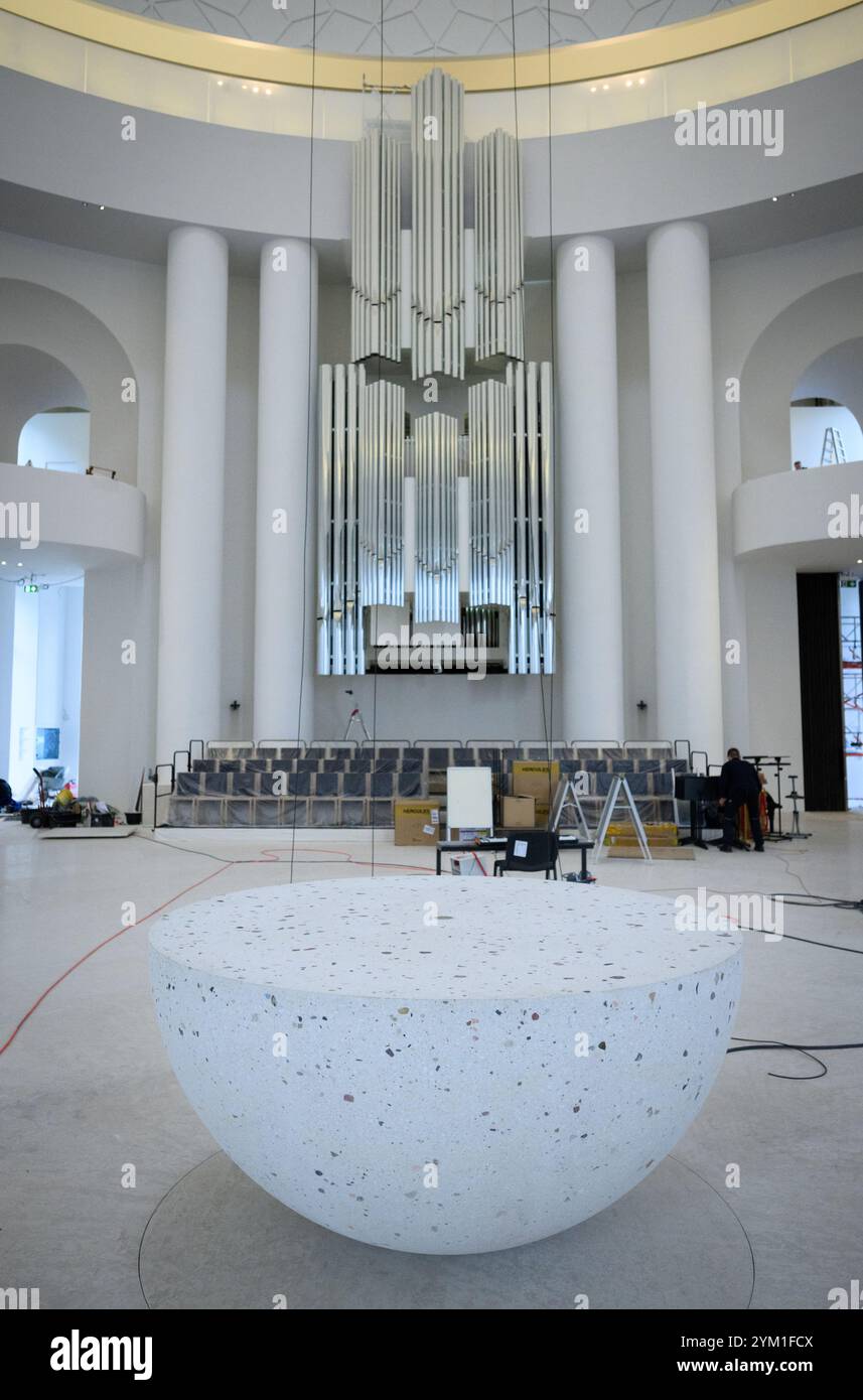 PRODUCTION - 20 novembre 2024, Berlin : L'intérieur redessiné de la cathédrale de Hedwig sur Bebelplatz à Berlin-Mitte. L'élément central est l'autel centré en forme d'hémisphère. Dimanche prochain (24.11.2024), l’église épiscopale de l’archidiocèse de Berlin sera rouverte avec une messe pontificale solennelle après d’importants travaux de rénovation et de rénovation. La cathédrale de Hedwige est l'un des lieux de culte catholiques les plus importants d'Allemagne. C'est la première église catholique construite en Prusse protestante après la réforme de 1773. Photo : Bernd von Jutrczenka/dpa Banque D'Images