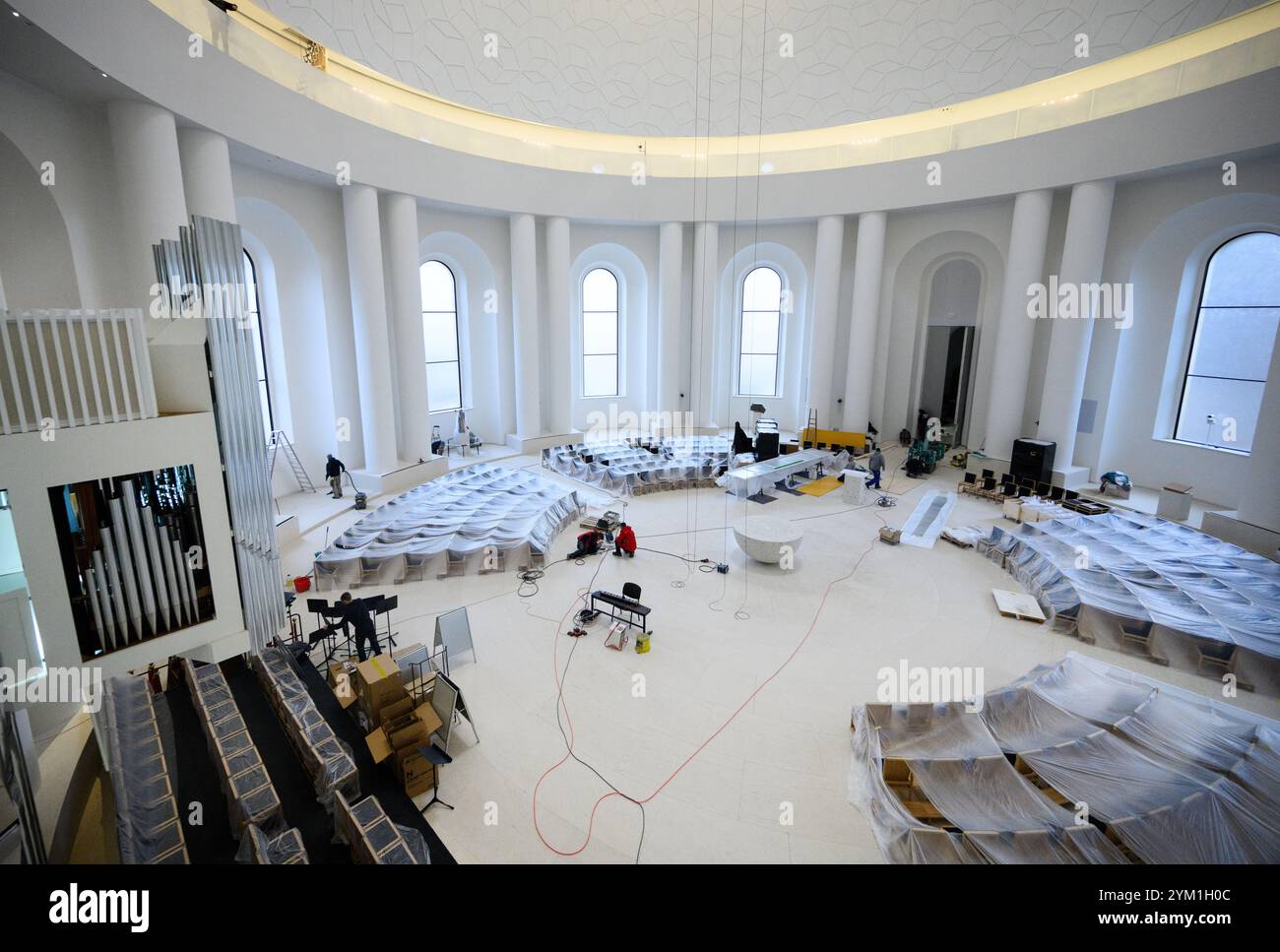 PRODUCTION - 20 novembre 2024, Berlin : L'intérieur redessiné de la cathédrale de Hedwig sur Bebelplatz à Berlin-Mitte. L'élément central est l'autel centré en forme d'hémisphère. Dimanche prochain (24.11.2024), l’église épiscopale de l’archidiocèse de Berlin sera rouverte avec une messe pontificale solennelle après d’importants travaux de rénovation et de rénovation. La cathédrale de Hedwige est l'un des lieux de culte catholiques les plus importants d'Allemagne. C'est la première église catholique construite en Prusse protestante après la réforme de 1773. Photo : Bernd von Jutrczenka/dpa Banque D'Images