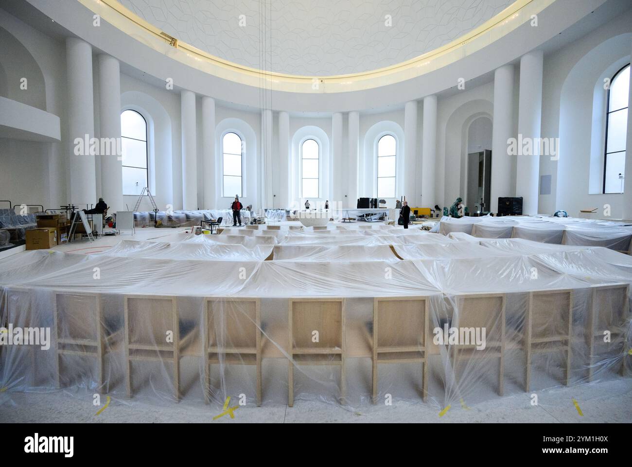 PRODUCTION - 20 novembre 2024, Berlin : L'intérieur redessiné de la cathédrale de Hedwig sur Bebelplatz à Berlin-Mitte. L'élément central est l'autel centré en forme d'hémisphère. Dimanche prochain (24.11.2024), l’église épiscopale de l’archidiocèse de Berlin sera rouverte avec une messe pontificale solennelle après d’importants travaux de rénovation et de rénovation. La cathédrale de Hedwige est l'un des lieux de culte catholiques les plus importants d'Allemagne. C'est la première église catholique construite en Prusse protestante après la réforme de 1773. Photo : Bernd von Jutrczenka/dpa Banque D'Images