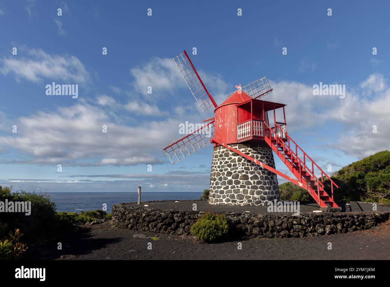 Le moulin à vent restauré de São João dans le sud de l'île de Pico, Açores, Portugal. Banque D'Images