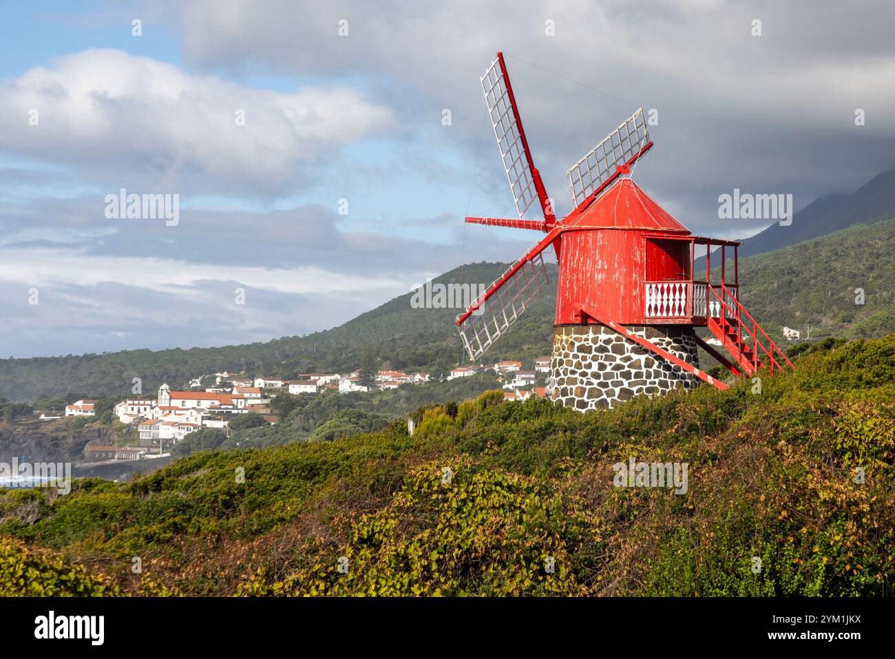 Le moulin à vent restauré de São João dans le sud de l'île de Pico, Açores, Portugal. Banque D'Images
