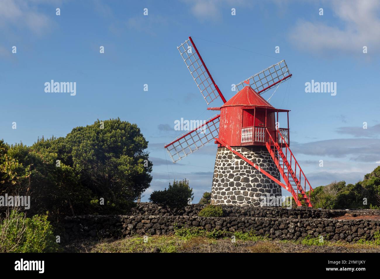 Le moulin à vent restauré de São João dans le sud de l'île de Pico, Açores, Portugal. Banque D'Images