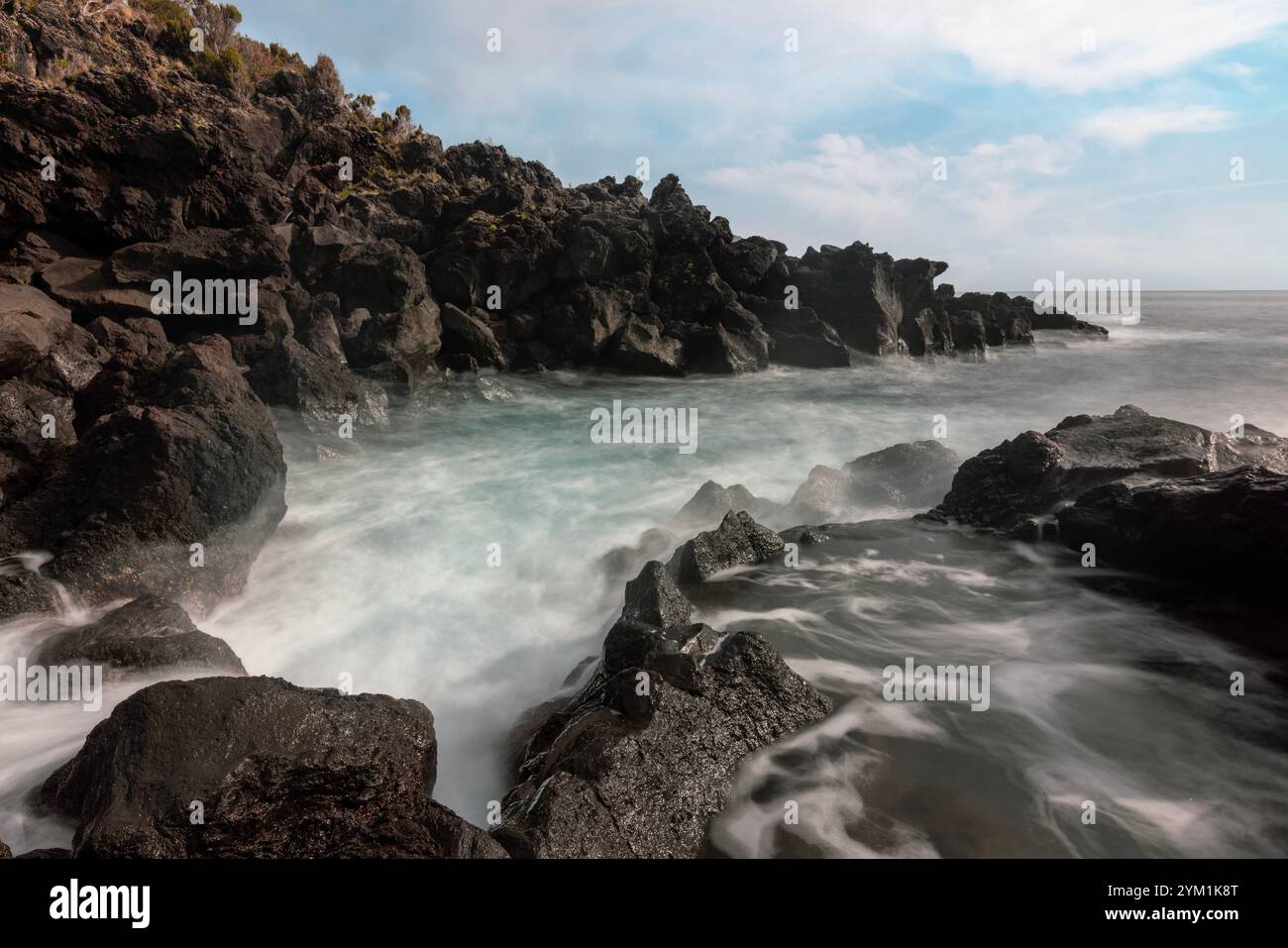 Les piscines naturelles de lave à Ribeira Seca, Ribeiras, Lajes do Pico, sur l'île de Pico aux Açores. Banque D'Images