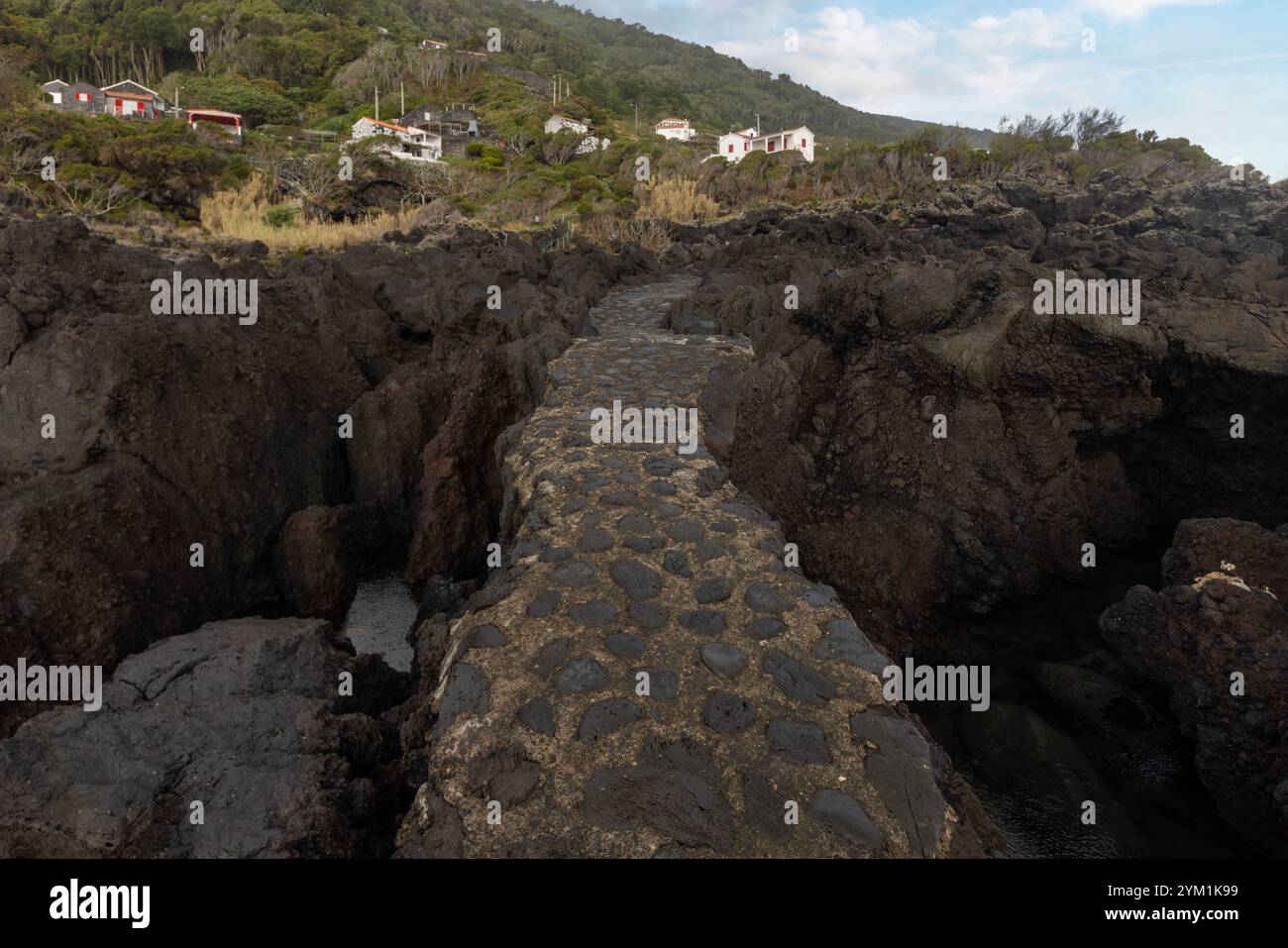 Les piscines naturelles de lave à Ribeira Seca, Ribeiras, Lajes do Pico, sur l'île de Pico aux Açores. Banque D'Images