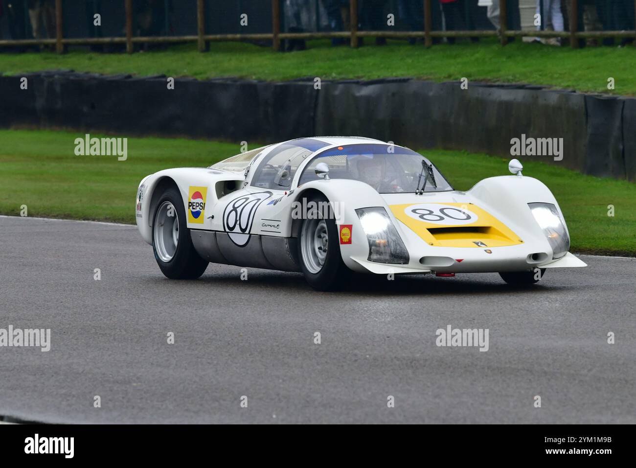 Richard Attwood, Yukinori Suzuki, Porsche 906, Royal automobile Club TT Celebration, une heure de course avec deux pilotes, un arrêt obligatoire au stand, featuri Banque D'Images