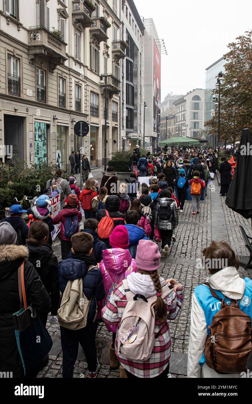 Milan, Italie. 20 novembre 2024. Marcia per i Diritti Organizata da UNICEF e sfilata dei bambiniMilano - Italia - Cronaca Mercoled&#xec;, 20 novembre, 2024 (Foto di Marco Ottico/Lapresse) manifestation palestinienne Porta Genova Milan, Italie - Actualités mercredi, 20 novembre, 2024 (photo de Marco Ottico/Lapresse) crédit : LaPresse/Alamy Live News Banque D'Images