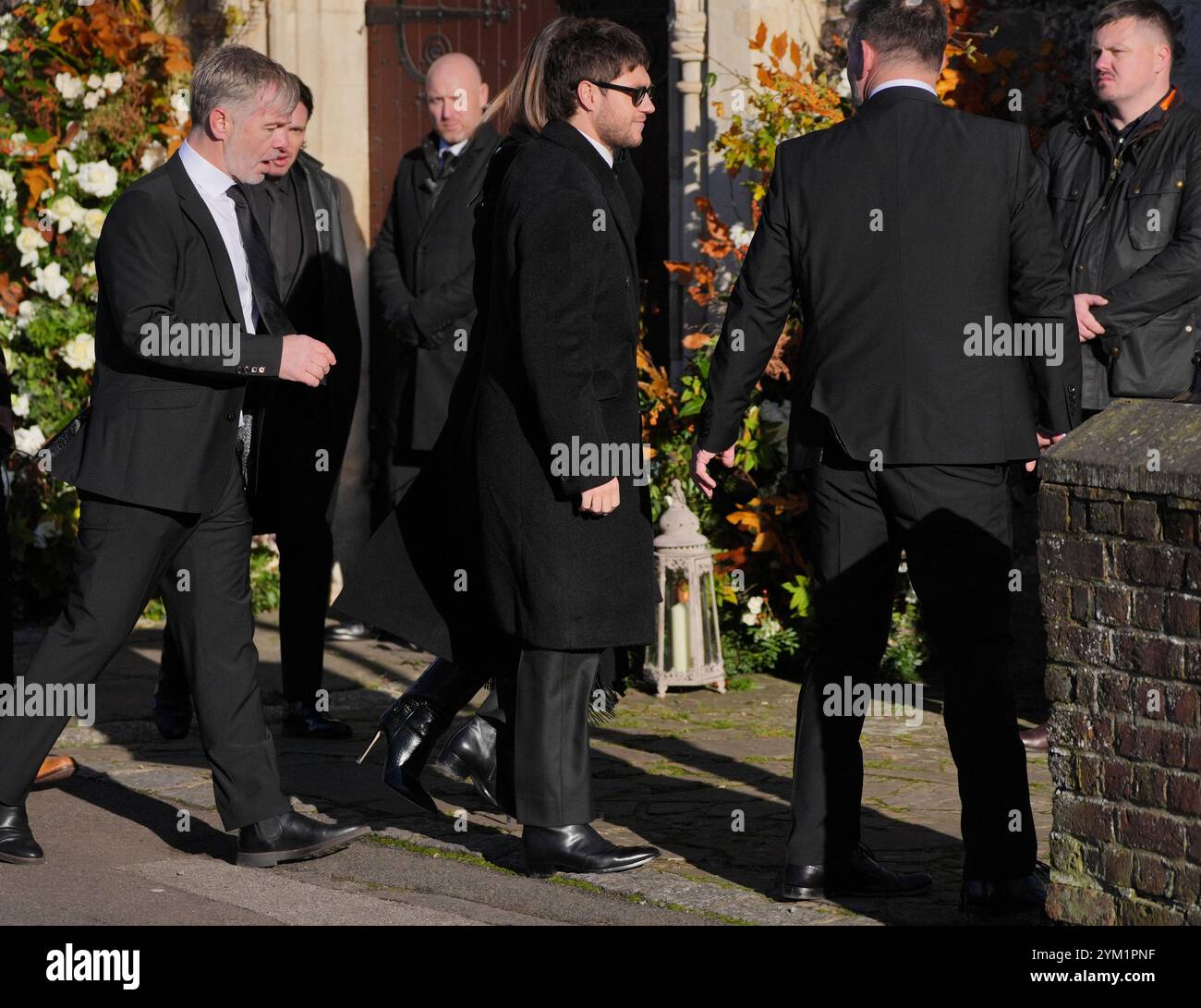 Niall Horan (au centre), ancien membre du groupe One Direction, arrive pour les funérailles du chanteur One Direction Liam Payne à St Mary's Church à Amersham, Buckinghamshire. Date de la photo : mercredi 20 novembre 2024. Banque D'Images