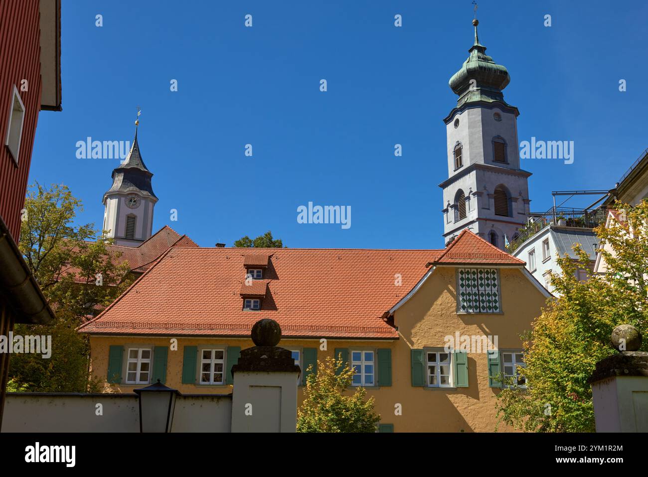 Cette image captivante met en valeur la splendeur architecturale de l'Europe médiévale, avec une vue panoramique sur Lindau, en Allemagne. Le premier plan est domin Banque D'Images