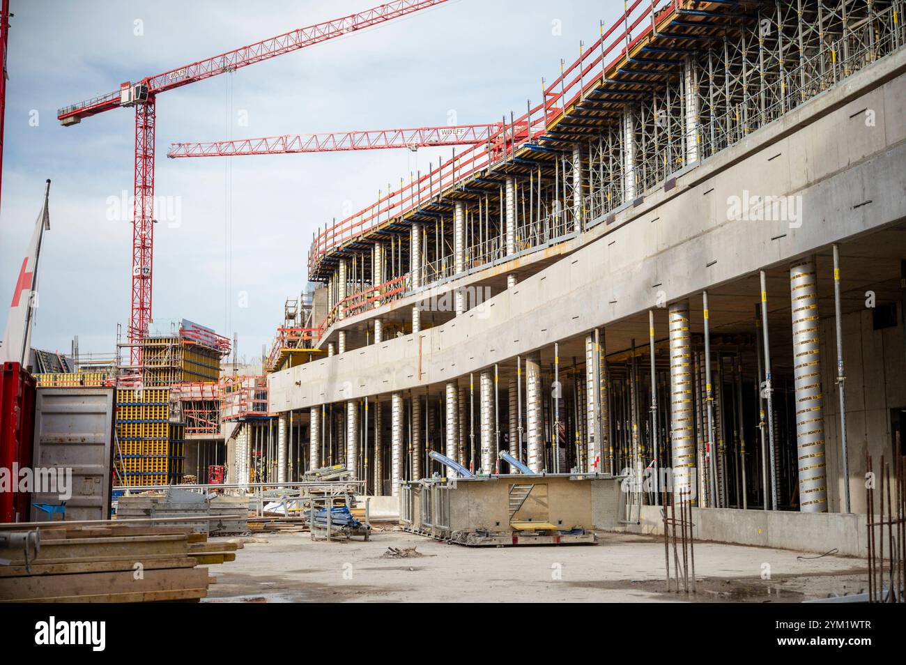 18.10.2024 Jena : auf einem Gelände von 80,000 Quadratmetern entsteht ein neuer Hightech Standort der Carl Zeiss AG. In diesen Neubau nahe des Westbahnhofs in Jena investiert die die Carl Zeiss AG über 350 Millionen Euro auf dem ehemaligen Schott Areal. *** 18 10 2024 Iéna Un nouveau site high-tech Carl Zeiss AG est en construction sur une superficie de 80 000 mètres carrés Carl Zeiss AG investit plus de 350 millions d'euros dans ce nouveau bâtiment près de la gare Westbahnhof à Iéna, sur l'ancien site Schott Banque D'Images