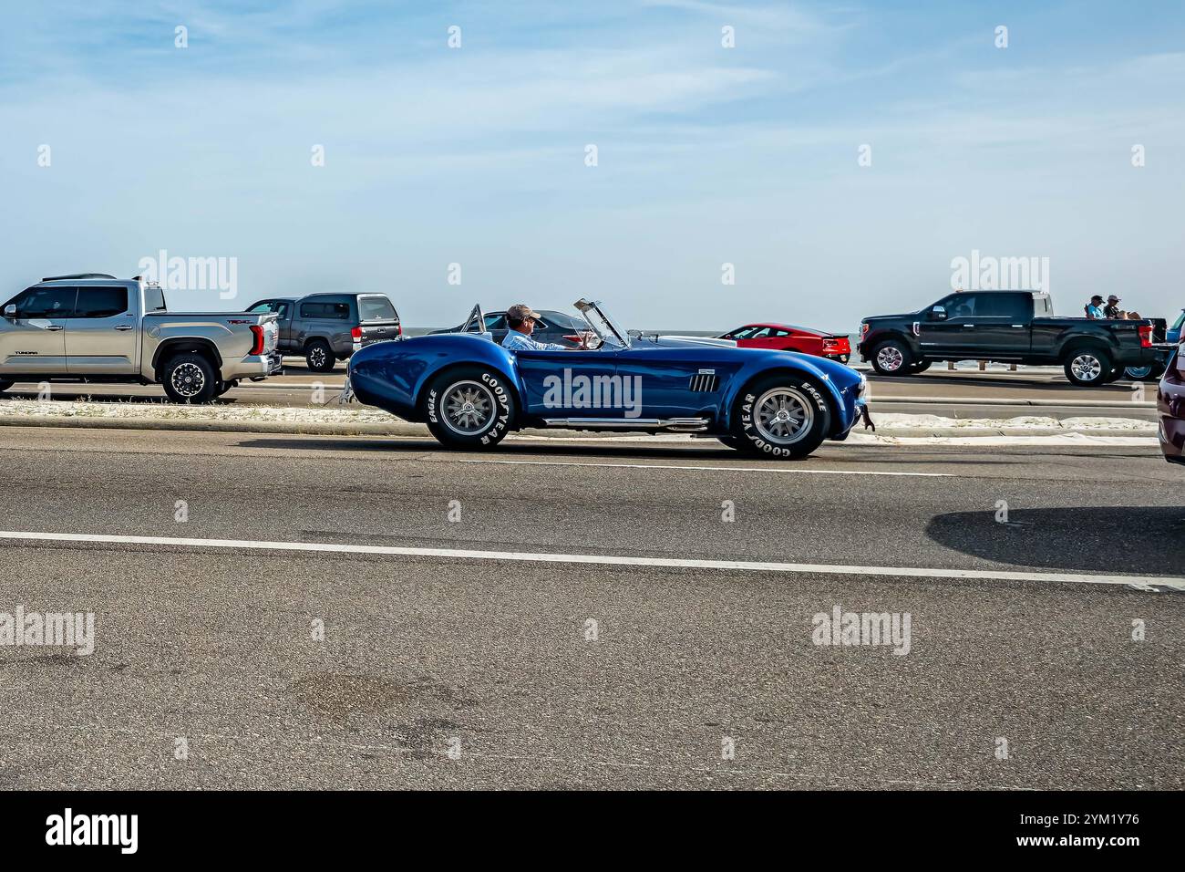 Gulfport, MS - 04 octobre 2023 : vue latérale grand angle d'une Shelby Cobra 427 Roadster 1965 lors d'un salon automobile local. Banque D'Images