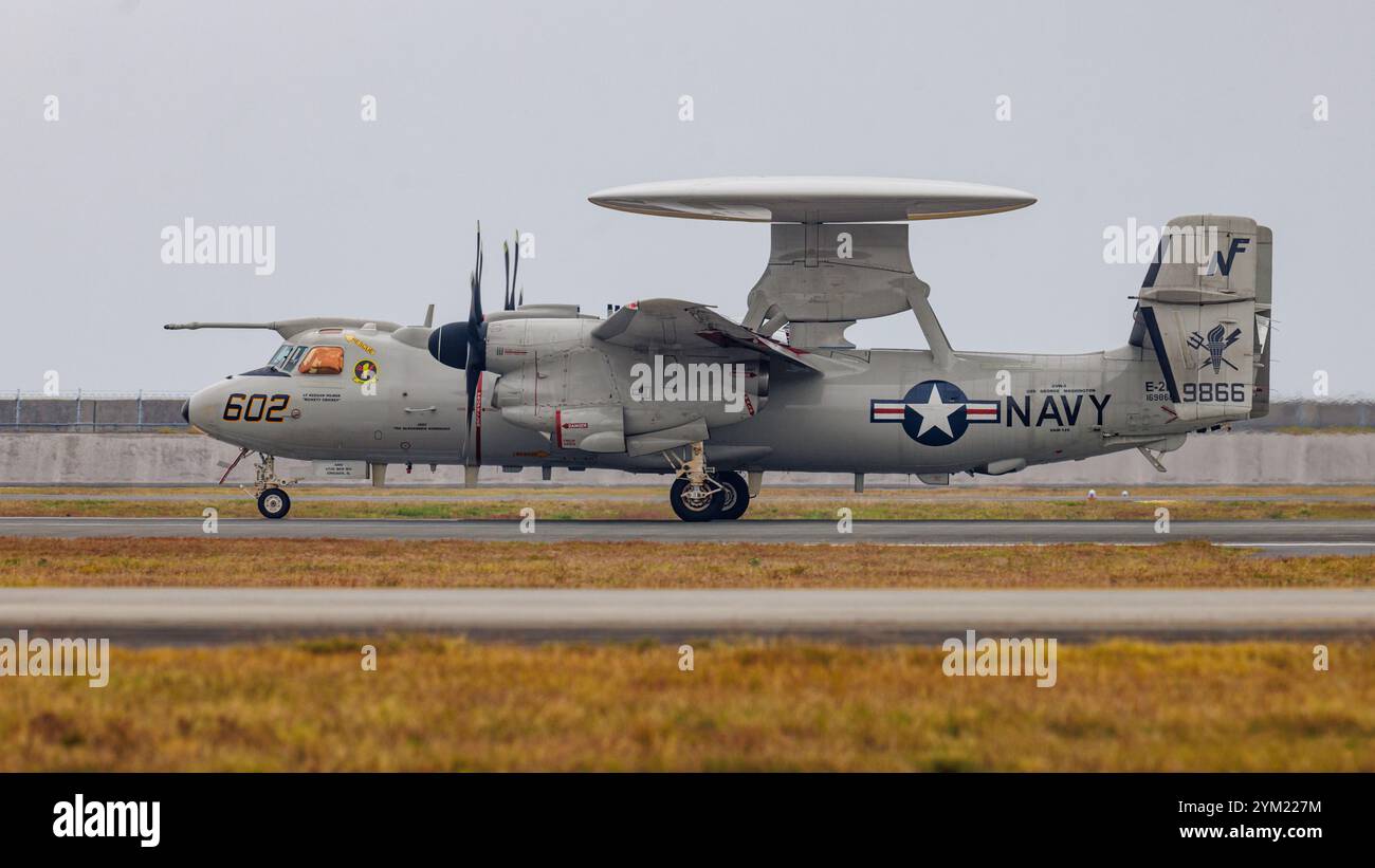 Un avion E-2D de l'US Navy avec l'escadron de commandement et de contrôle aéroporté (VAW) 125, Carrier Air Wing (CVW) 5, atterrit à la Marine corps Air Station Iwakuni, J Banque D'Images