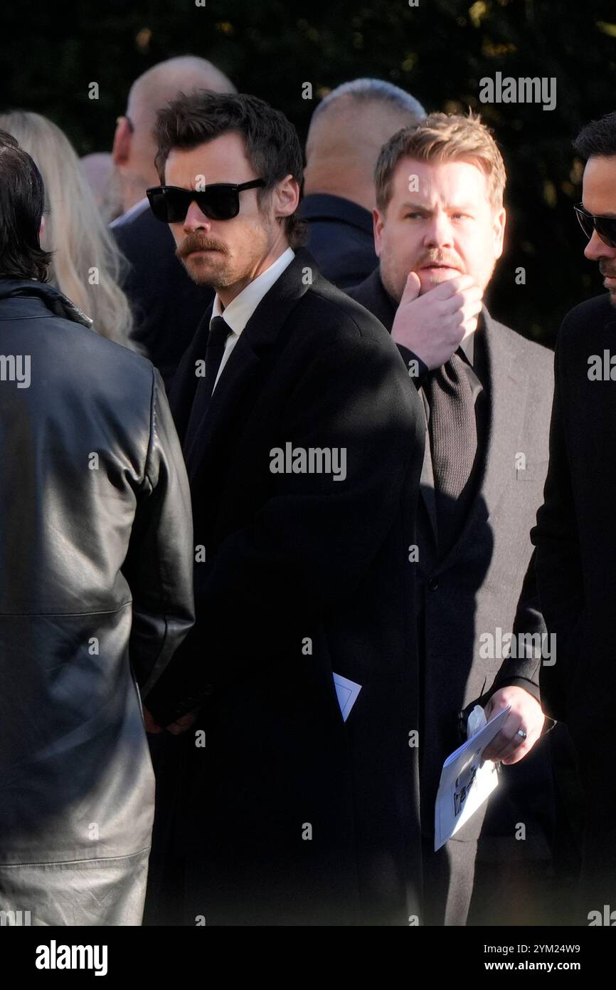 Harry Styles (à gauche) et James Corden (troisième à droite) après les funérailles du chanteur de One Direction Liam Payne à l'église St Mary's à Amersham, Buckinghamshire. Date de la photo : mercredi 20 novembre 2024. Banque D'Images