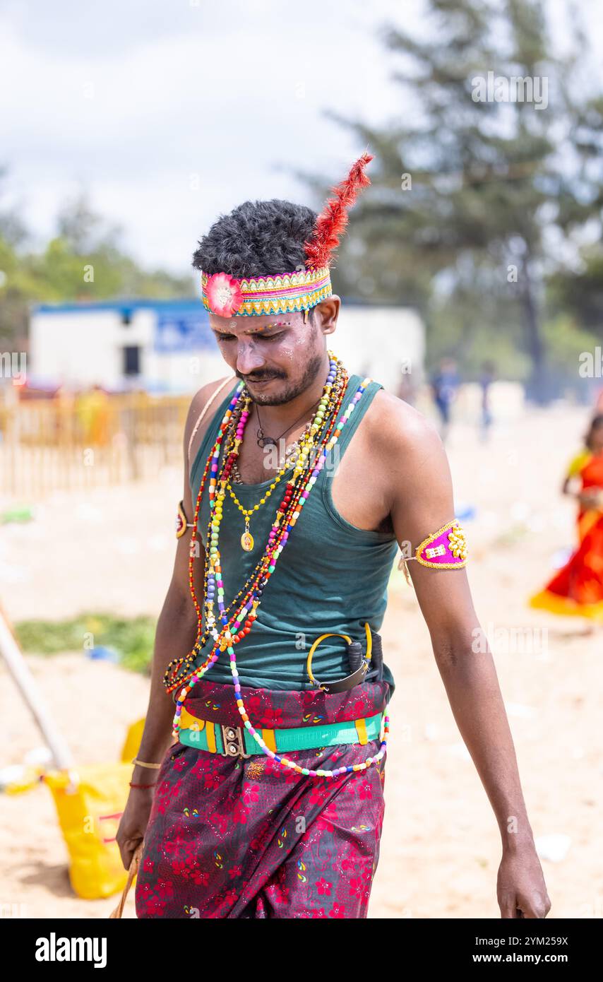 Kulasai Dasara, Portrait de dévot indien hindou avec le visage peint et habillé en déesse kali pour effectuer les rituels du festival culte kulasai dasara. Banque D'Images