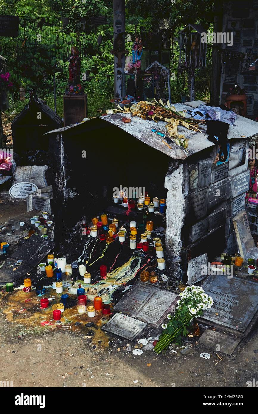 Cimetière abandonné à Armero, Tolima, Colombie, une ville fantôme laissée en ruines après l'éruption du Nevado del Ruiz en 1985. Banque D'Images