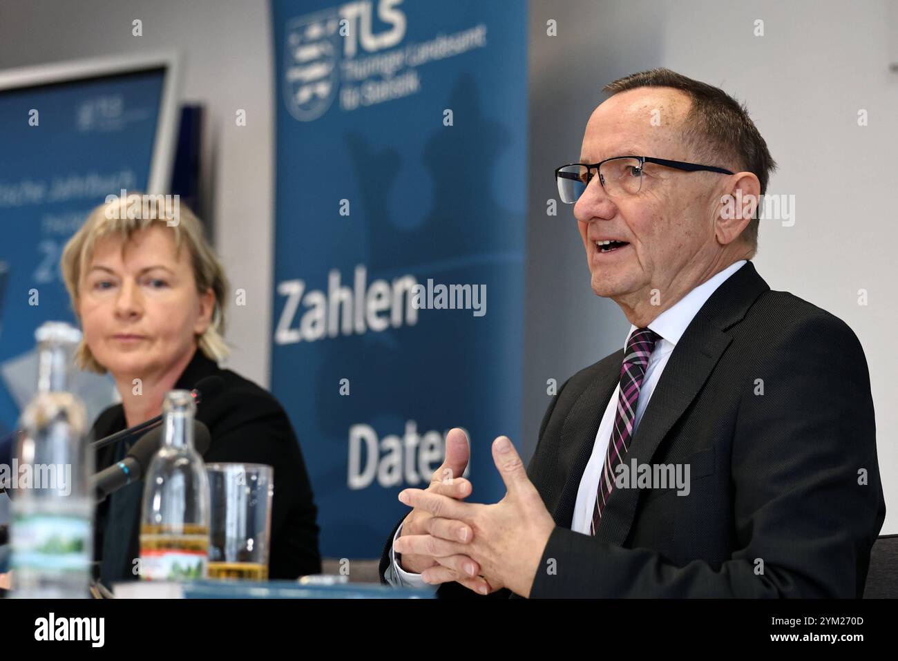 Vorstellung Statistisches Jahrbuch 2024 20.11.2024, Erfurt, Thueringer Landesamt fuer Statistik, Pressekonferenz zum Erscheinen des Statistischen Jahrbuchs 2024 im Bild : Babette Lauenstein und Praesident des Thueringer Landesamtes für Statistik *** présentation de l'Annuaire statistique 2024 20 11 2024 2024 Banque D'Images