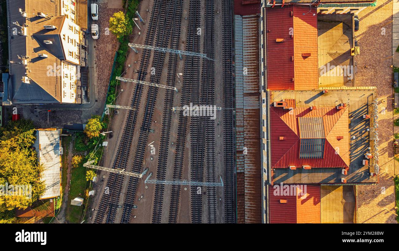 Grande jonction ferroviaire avec de nombreuses voies ferrées, rails et traction électrique. Cracovie, Pologne. Vue aérienne Banque D'Images