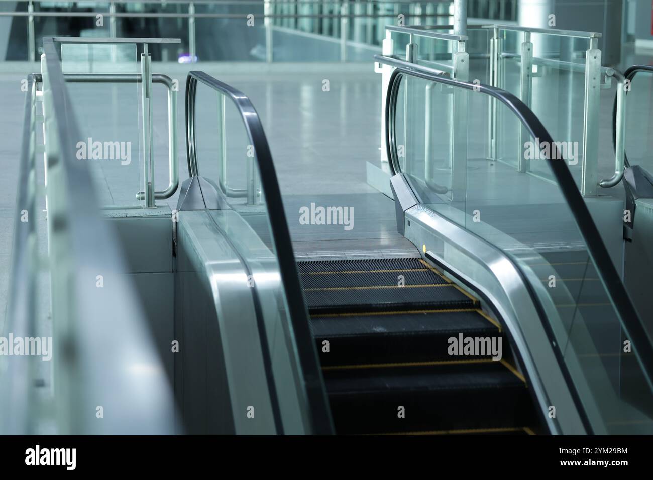 Escaliers mécaniques dans les espaces publics. Escaliers mécaniques pour un déplacement pratique entre les étages. Banque D'Images