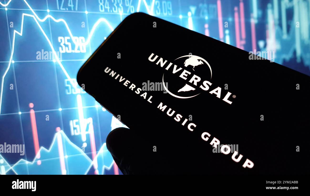 Konskie, Pologne - 19 novembre 2024 : logo de la société Universal Music Group affiché sur le téléphone portable Banque D'Images