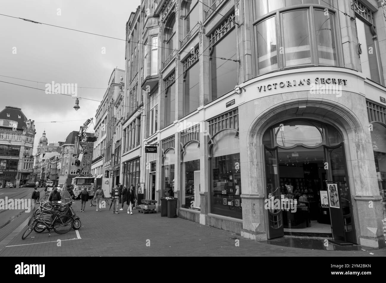 Amsterdam, NL - OCT 14, 2021 : vue sur la rue et architecture générique à Amsterdam avec des bâtiments typiques de style néerlandais. Amsterdam est l'une des plus importantes d'Europe Banque D'Images