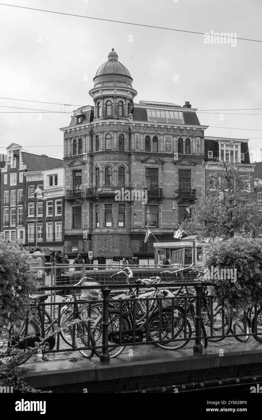 Amsterdam, NL - OCT 14, 2021 : vue sur la rue et architecture générique à Amsterdam avec des bâtiments typiques de style néerlandais. Amsterdam est l'une des plus importantes d'Europe Banque D'Images