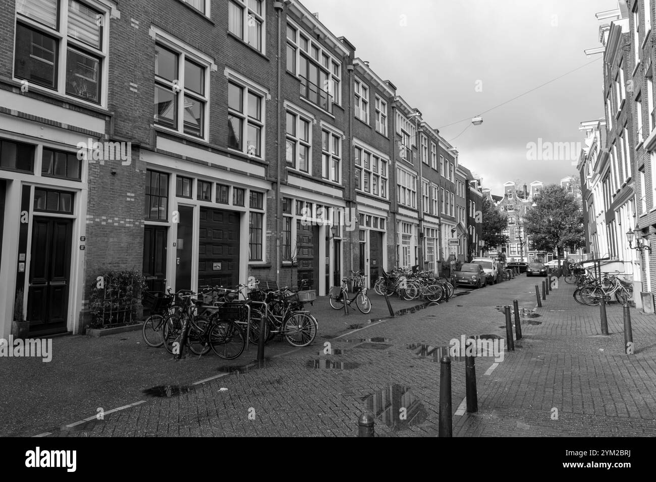 Amsterdam, NL - OCT 14, 2021 : vue sur la rue et architecture générique à Amsterdam avec des bâtiments typiques de style néerlandais. Amsterdam est l'une des plus importantes d'Europe Banque D'Images