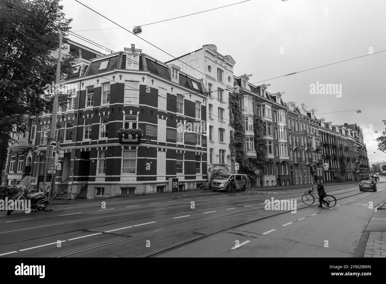 Amsterdam, NL - OCT 14, 2021 : vue sur la rue et architecture générique à Amsterdam avec des bâtiments typiques de style néerlandais. Amsterdam est l'une des plus importantes d'Europe Banque D'Images