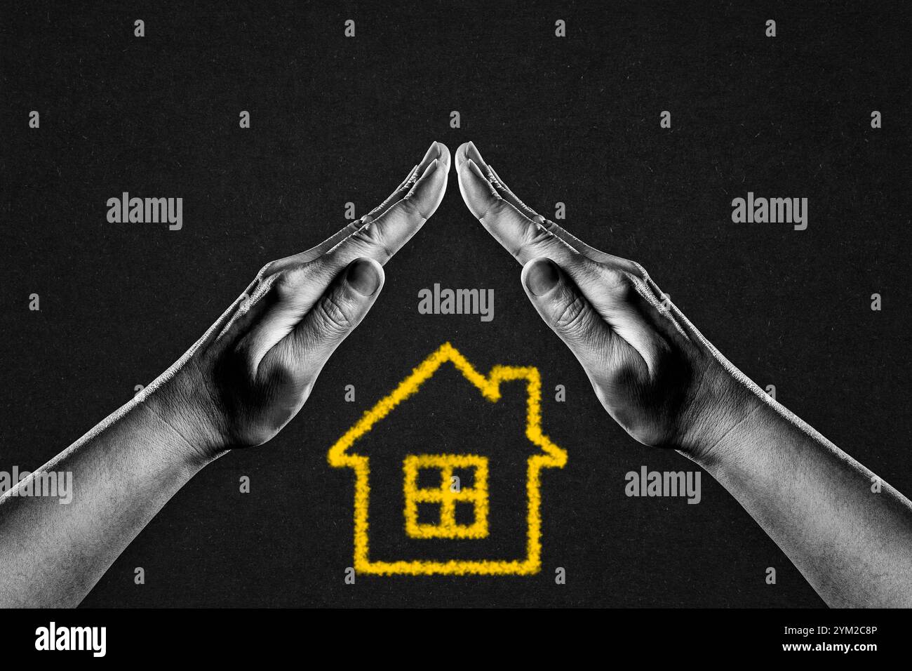 Mains en noir et blanc en geste de protection jaune House symbole signe sur fond texturé noir avec espace de copie. Concept d'assurance de biens Banque D'Images