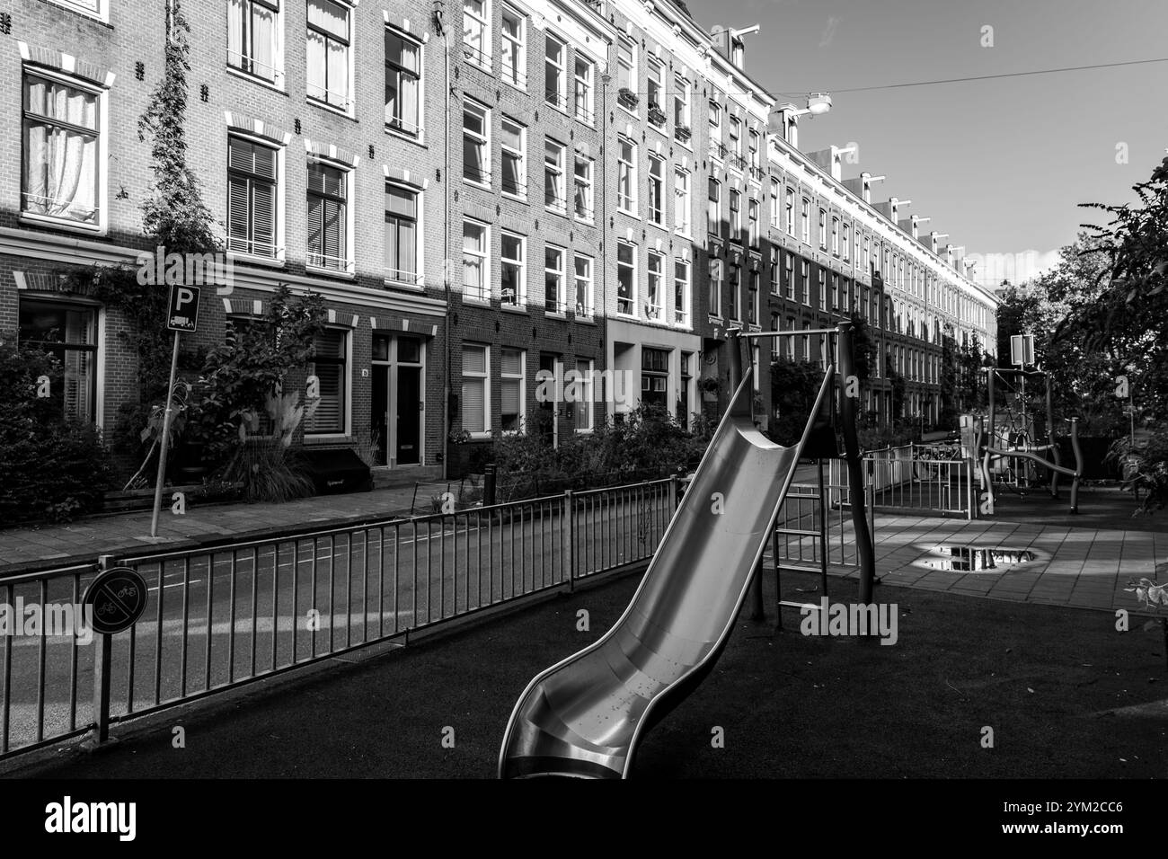 Amsterdam, NL - OCT 14, 2021 : vue sur la rue et architecture générique à Amsterdam avec des bâtiments typiques de style néerlandais. Amsterdam est l'une des plus importantes d'Europe Banque D'Images