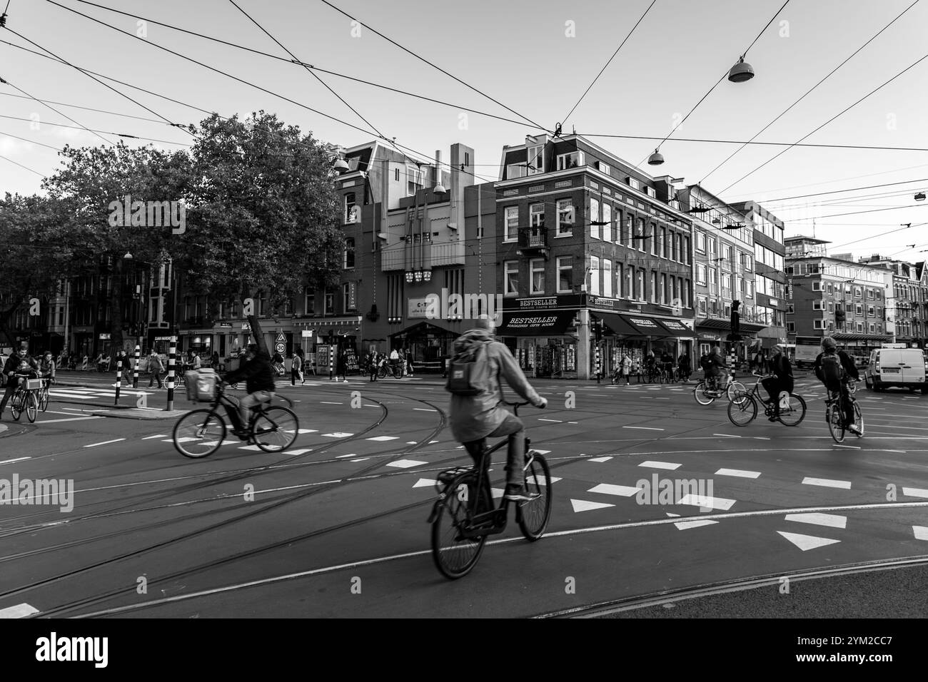 Amsterdam, NL - OCT 14, 2021 : vue sur la rue et architecture générique à Amsterdam avec des bâtiments typiques de style néerlandais. Amsterdam est l'une des plus importantes d'Europe Banque D'Images