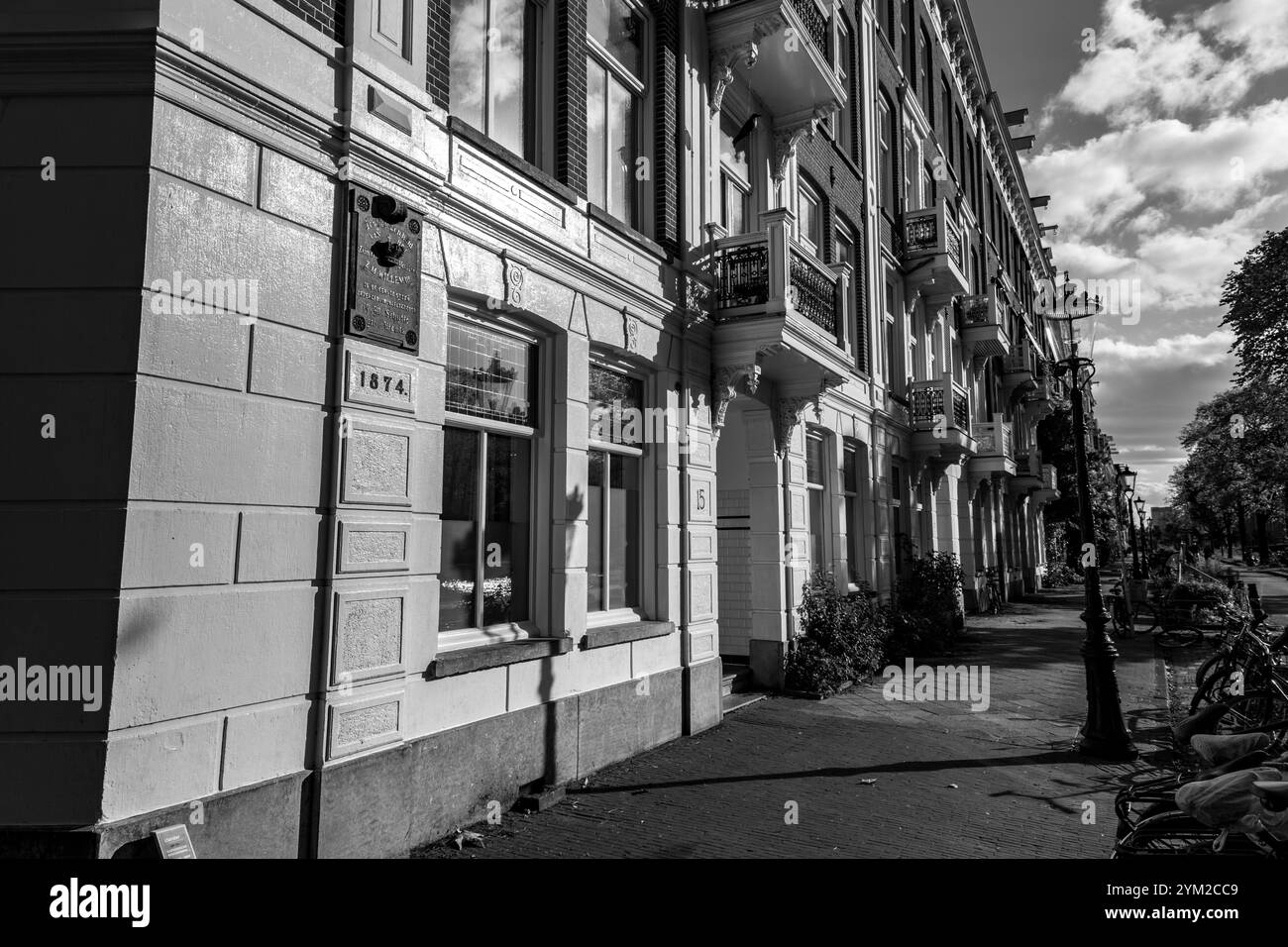 Amsterdam, NL - OCT 14, 2021 : vue sur la rue et architecture générique à Amsterdam avec des bâtiments typiques de style néerlandais. Amsterdam est l'une des plus importantes d'Europe Banque D'Images