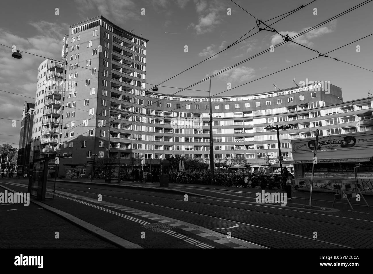 Amsterdam, NL - OCT 14, 2021 : vue sur la rue et architecture générique à Amsterdam avec des bâtiments typiques de style néerlandais. Amsterdam est l'une des plus importantes d'Europe Banque D'Images