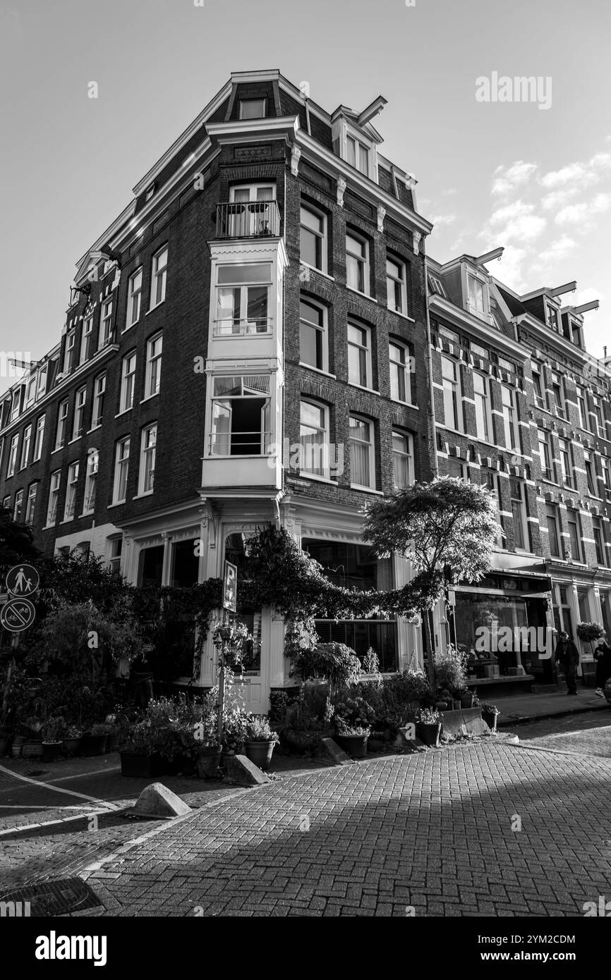 Amsterdam, NL - OCT 14, 2021 : vue sur la rue et architecture générique à Amsterdam avec des bâtiments typiques de style néerlandais. Amsterdam est l'une des plus importantes d'Europe Banque D'Images