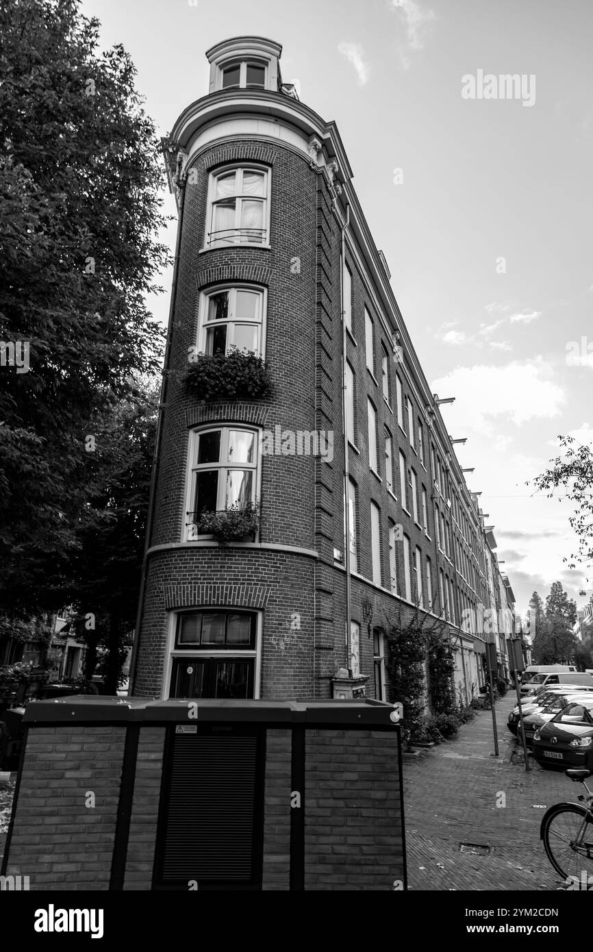 Amsterdam, NL - OCT 14, 2021 : vue sur la rue et architecture générique à Amsterdam avec des bâtiments typiques de style néerlandais. Amsterdam est l'une des plus importantes d'Europe Banque D'Images