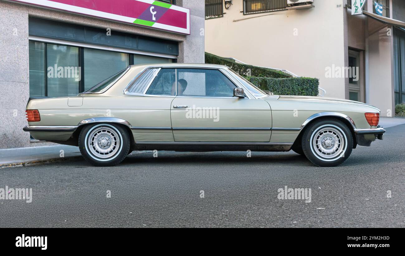 Urnieta, Espagne-5 octobre 2024 : 1980 Mercedes-Benz 450SLC (C107, coupé) dans les rues de la ville Banque D'Images