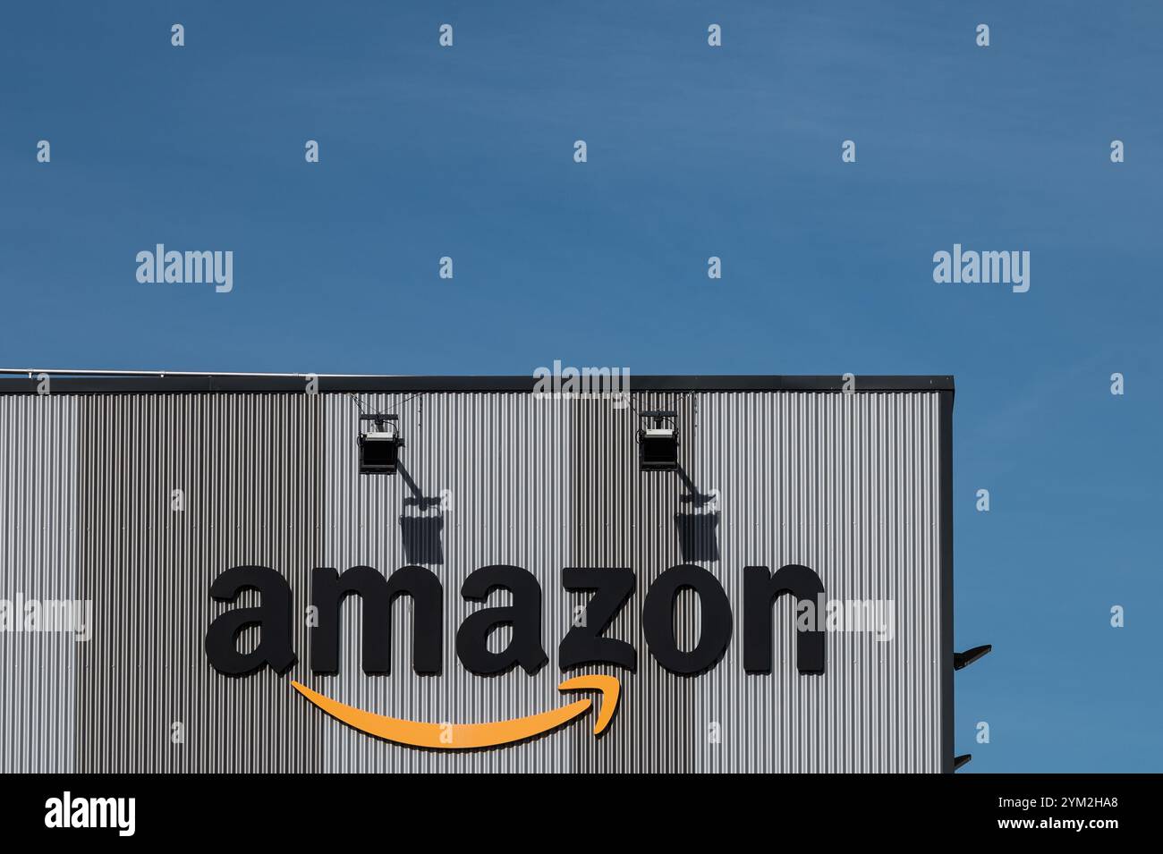 Madrid, Espagne. 20 novembre 2024. Logo Amazon dans le centre logistique d'entrepôt de Vicalvaro. La société de commerce en ligne commencera les réductions Black Friday à partir du 21 novembre devant les autres marques. Crédit : Marcos del Mazo/Alamy Live News Banque D'Images