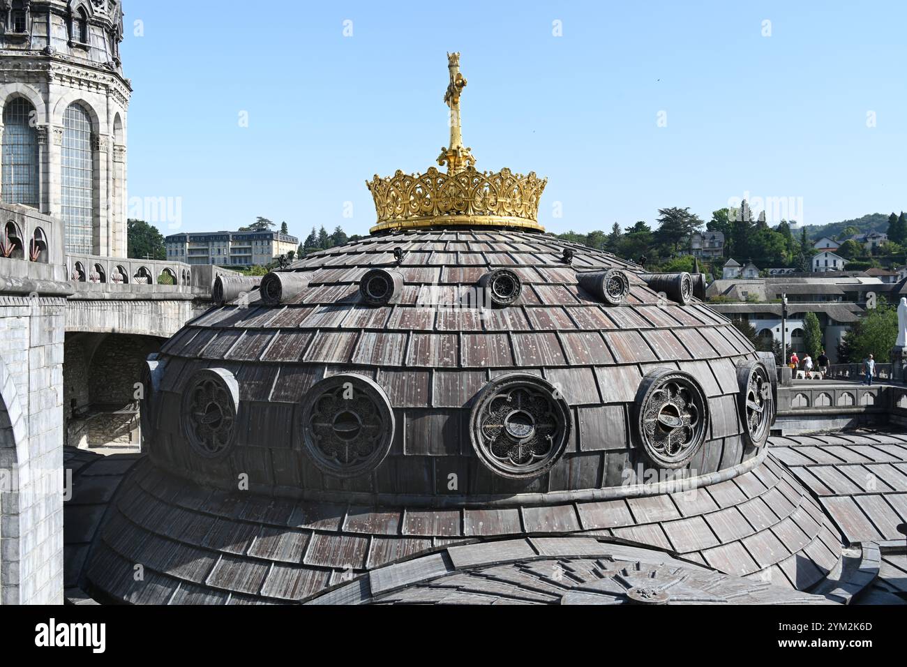 Couronne d'or et dôme de la Basilique notre-Dame du Rosaire (1883-1889) de Léopold Amédée Hardy ; Lourdes, Hautes-Pyrénées France Banque D'Images