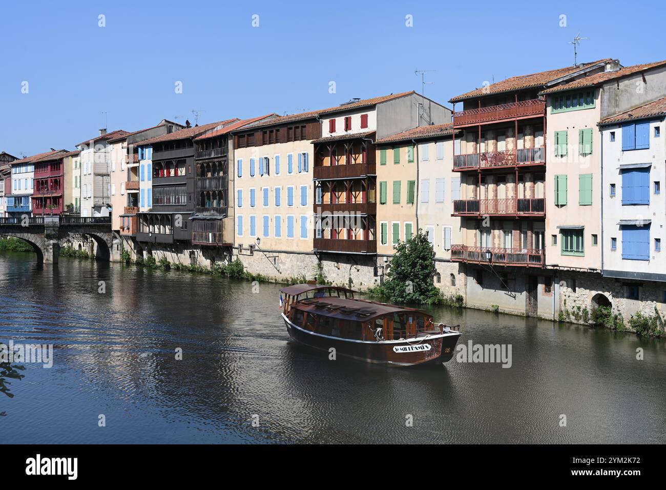 Excursion en bateau le long de la rivière Agout et du quai des Jacobins avec Historic Riverside Tanners ou Dyers Houses, Castres Tarn France Banque D'Images