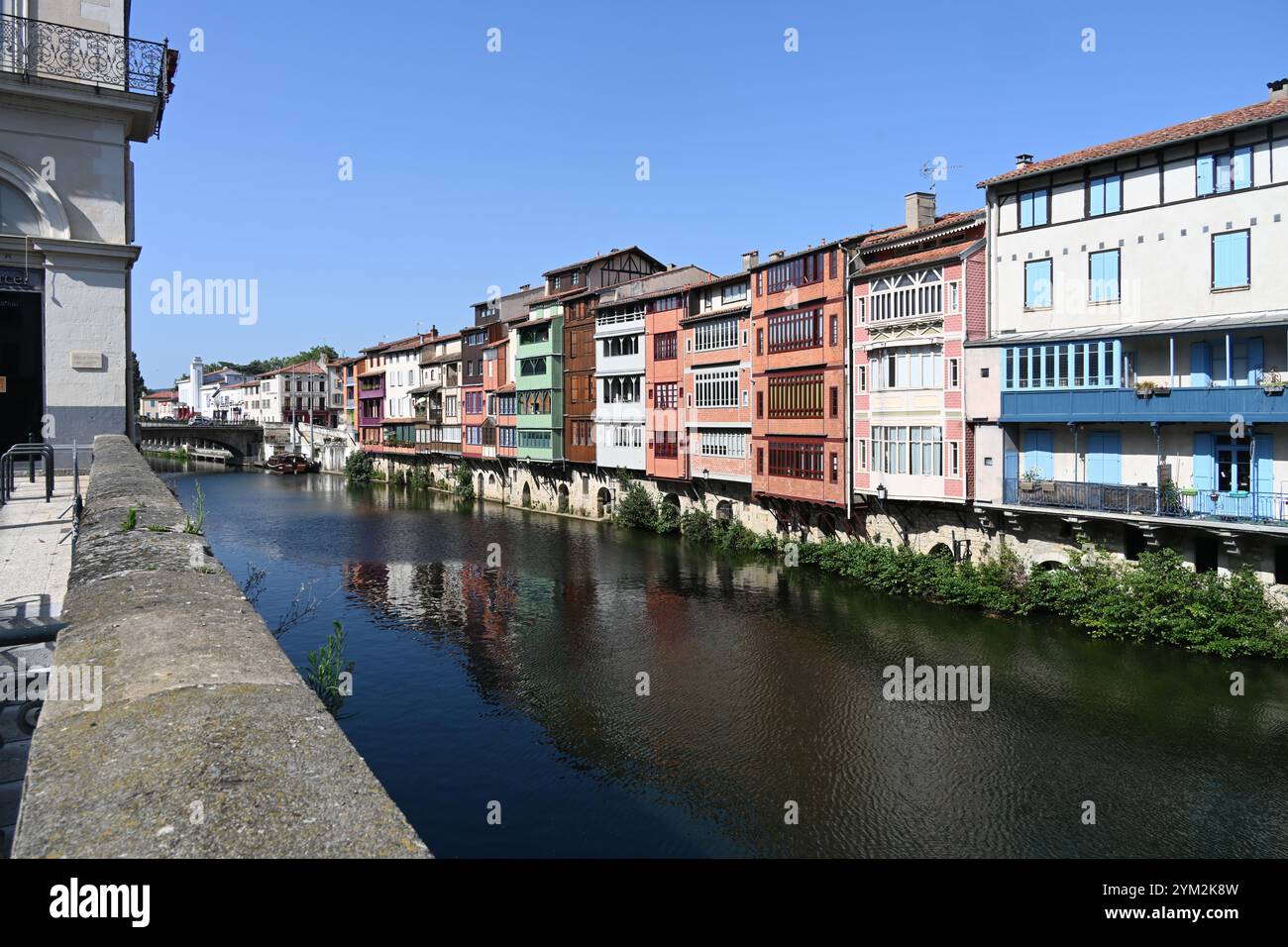 Maisons anciennes ou historiques au bord de l'eau ou au bord de la rivière, anciennes maisons de Tanners, le long de la rivière Agout, Castres Tarn France Banque D'Images