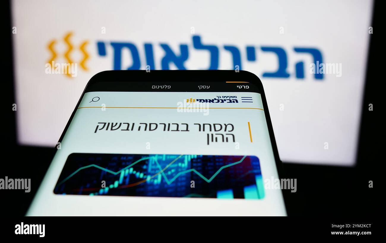 Dans cette illustration photo, un smartphone avec le site Web de la société First International Bank of Israel Ltd (FIBI) est vu devant le logo de l'entreprise. Banque D'Images