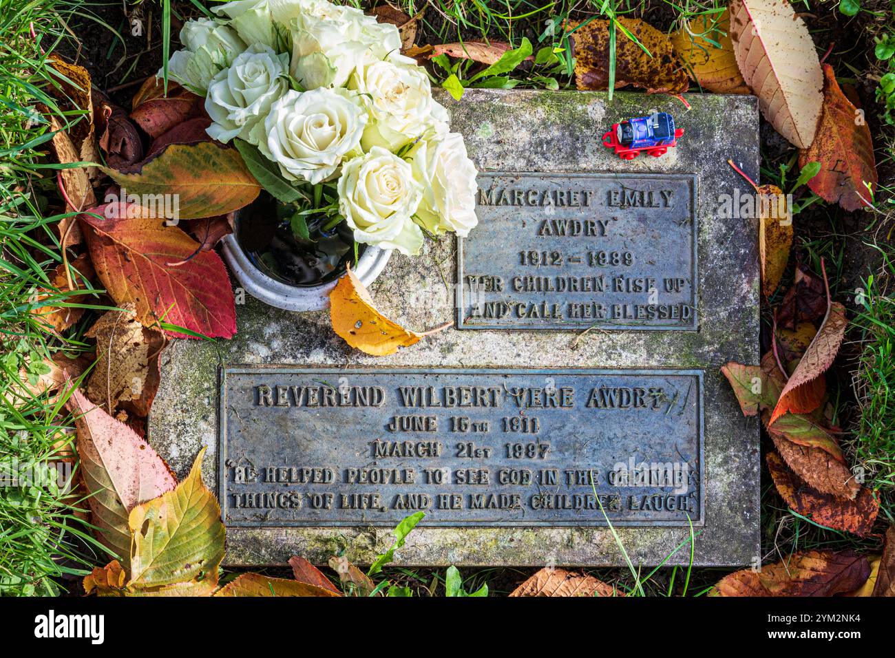 Mémorial au révérend Wilbert Awdry et à sa femme Margaret dans le cimetière de l'église de St Mary Magdalene, Rodborough, Stroud, Gloucestershire Royaume-Uni Banque D'Images