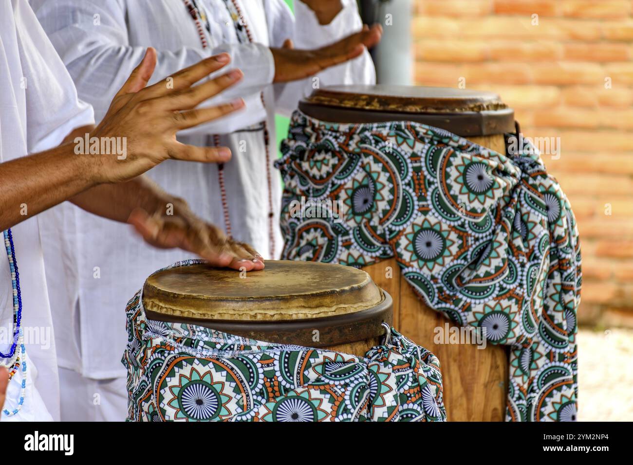L'atabaque est joué par des percussionnistes lors d'un festival religieux à Umbanda Belo Horizonte, Minas Gerais, Brésil, Amérique du Sud Banque D'Images L'atabaque est joué par des percussionnistes lors d'un festival religieux à Umbanda Belo Horizonte, Minas Gerais, Brésil, Amérique du Sud Banque D'Images