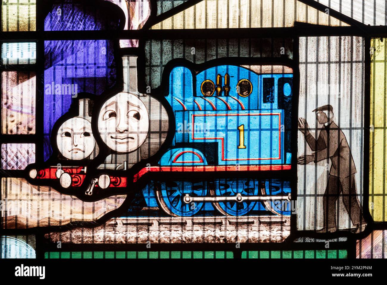 Détail du vitrail Thomas the Tank Engine (par l'artiste Alfred Fisher) en mémoire de l'épouse du révérend Awdry dans l'église de Rodborough Banque D'Images