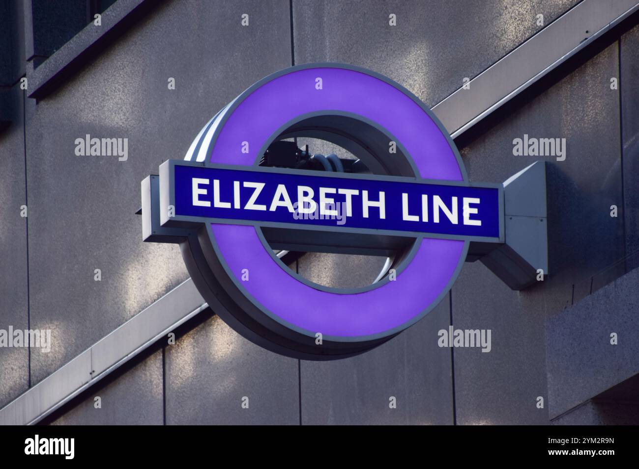 Vue générale d'un panneau Elizabeth Line dans une gare AS transport for London (TfL) annonce que GTS Rail Operations Ltd, une joint-venture entre Go Ahead Group, Tokyo Metro et Sumitomo Corporation, se verra attribuer le contrat pour l'exploitation de la ligne ferroviaire. Le nouvel opérateur prendra la relève de MTR Corporation en mai 2025. Banque D'Images