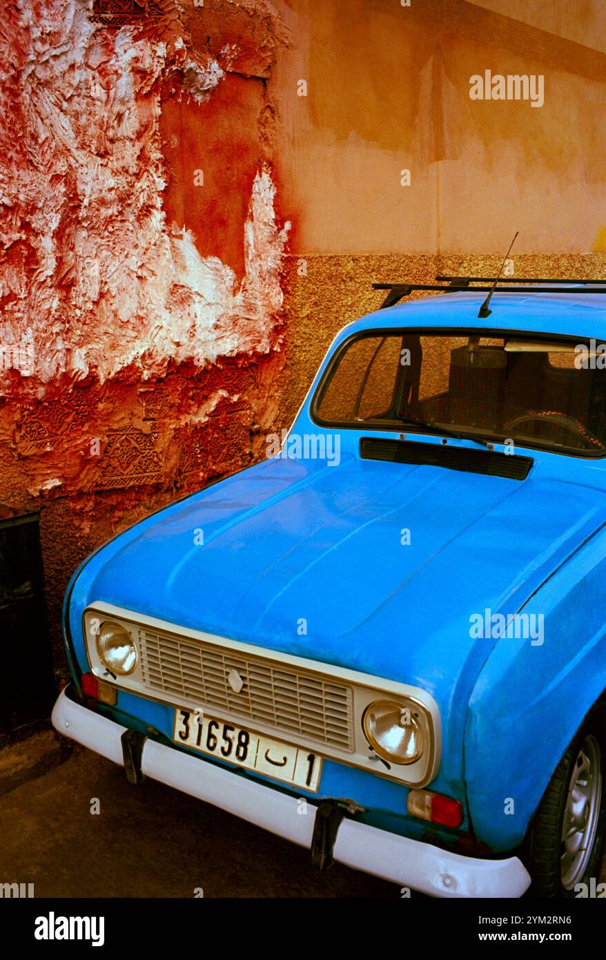 Une vieille voiture bleue dans la kasbah de Marrakech au Maroc au Maghreb en Afrique du Nord Banque D'Images Une vieille voiture bleue dans la kasbah de Marrakech au Maroc au Maghreb en Afrique du Nord Banque D'Images