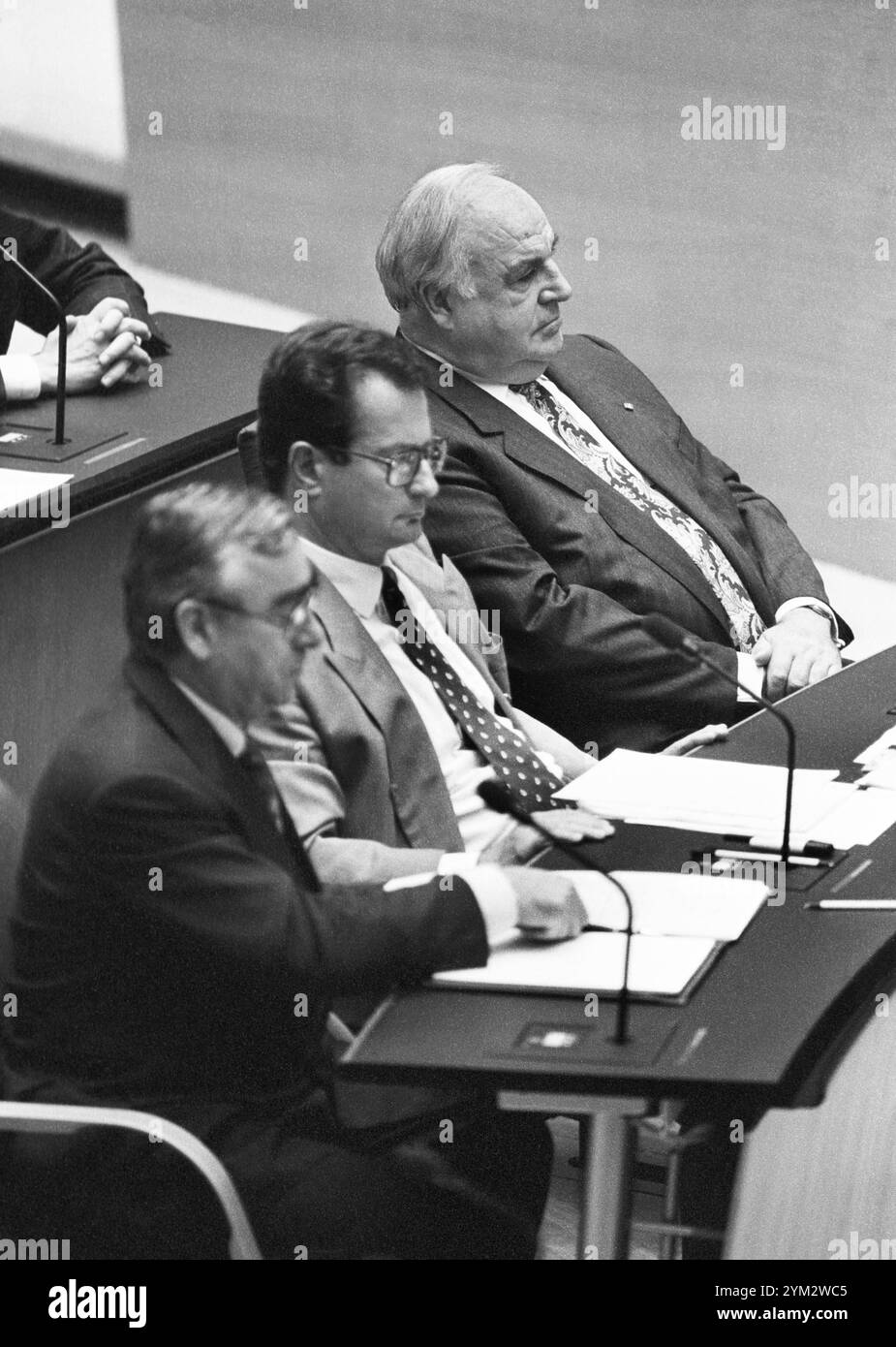 Deutschland, Bonn, 06.09.1994 Archiv. : 49-07-20 Haushaltsdebatte im Deutschen Bundestag Foto : Theo Waigel, Klaus Kinkel und Helmut Kohl im Bundestag Haushaltsdebatte Bundestag *** Allemagne, Bonn, 06 09 1994 Archive 49 07 20 débat budgétaire au Bundestag photo Theo Waigel, Klaus Kinkel et Helmut Kohl au Bundestag débat budgétaire Banque D'Images